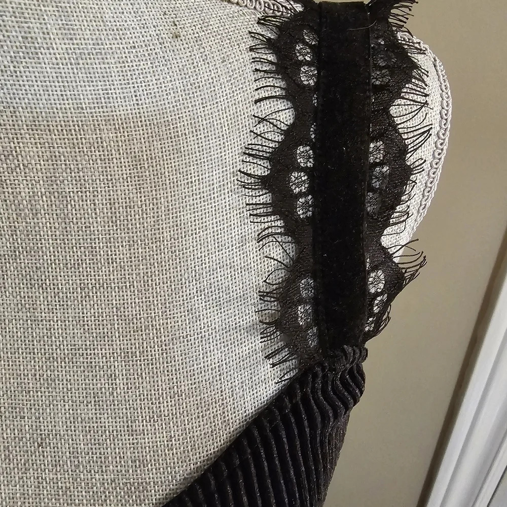 ❤️HOST PICK❤️ French Connection Velvet  Lace Hem Stretch Dress Black size… - Picture 7 of 8